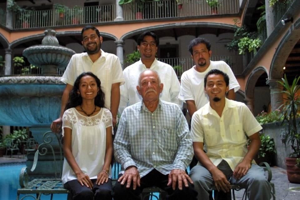 Arriba, Gilberto Gutiérrez, Julio César Corro y Octavio Vega; abajo, Gisela Farías, Andrés Vega Delfín y César Castro, integrantes de Mono Blanco, en una imagen de 2003.