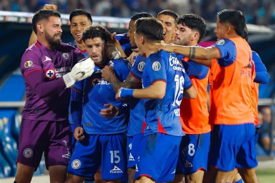 Cruz Azul fue muy superior a Pumas y se impuso 2-0 en Ciudad Universitaria, en la ida de los Cuartos de Final; la vuelta se jugará el sábado.