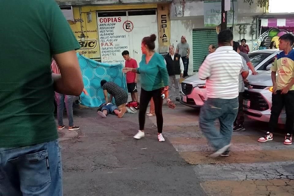 Testigos captaron el momento en el que trataron de reanimar al estudiante de la FES Acatlán que falleció ayer tras el ataque porril.