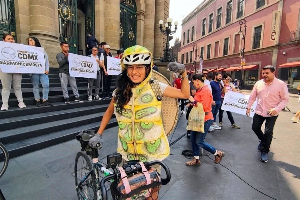 Bicitekas recreó la fábula de la Tortuga y la Liebre para replantear la movilidad y la velocidad.