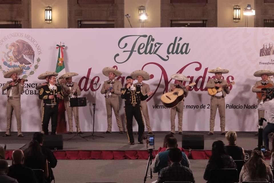 El Mariachi Son de México y el Grupo Esto es México entonaron, entre otras, 'Amor eterno'.