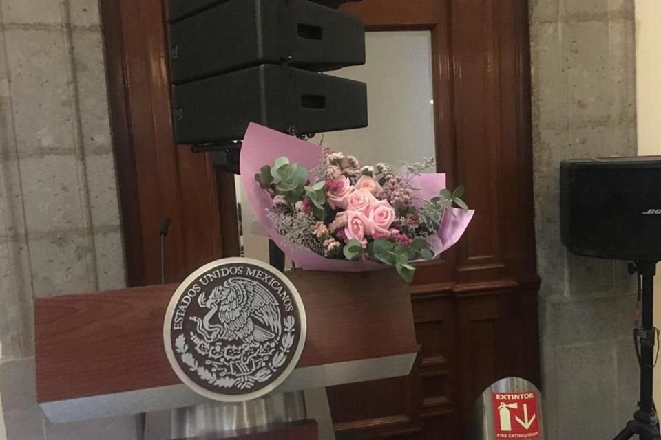 El ramo de flores que López Obrador dedicó a las madres fue dejado en el atril.