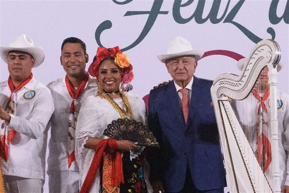 Al Mandatario le fue colocado un sombrero jarocho.