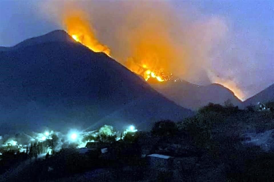 En Ciudad Victoria, el calor se acentuó a causa  del incendio forestal en la parte alta de la Sierra Madre Oriental.