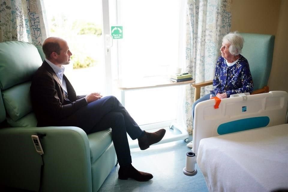 El Príncipe Guillermo platicó con pacientes del Hospital comunitario St. Mary's.