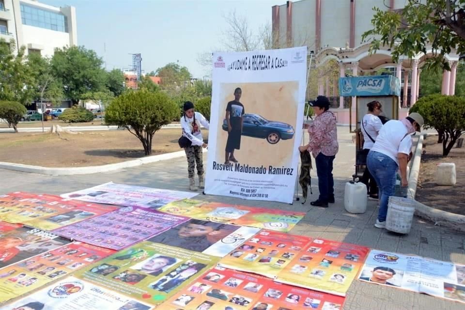 Tras marchar, el contingente llegó a la Plaza Juárez, frente a las escalinatas de Palacio de Gobierno.