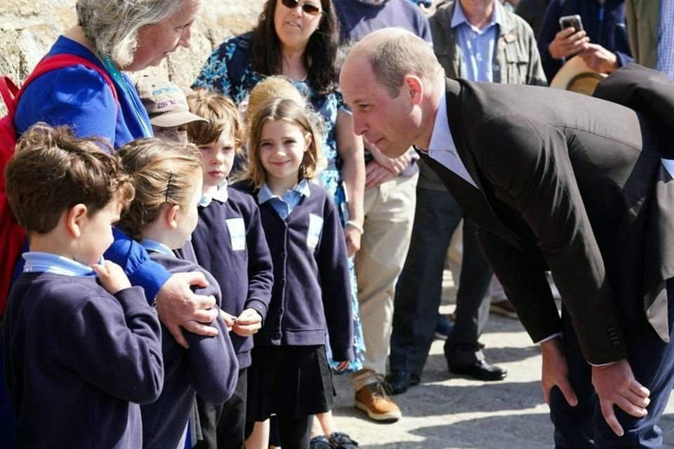 El duque habló con niños durante su visita a St Mary's Harbour.