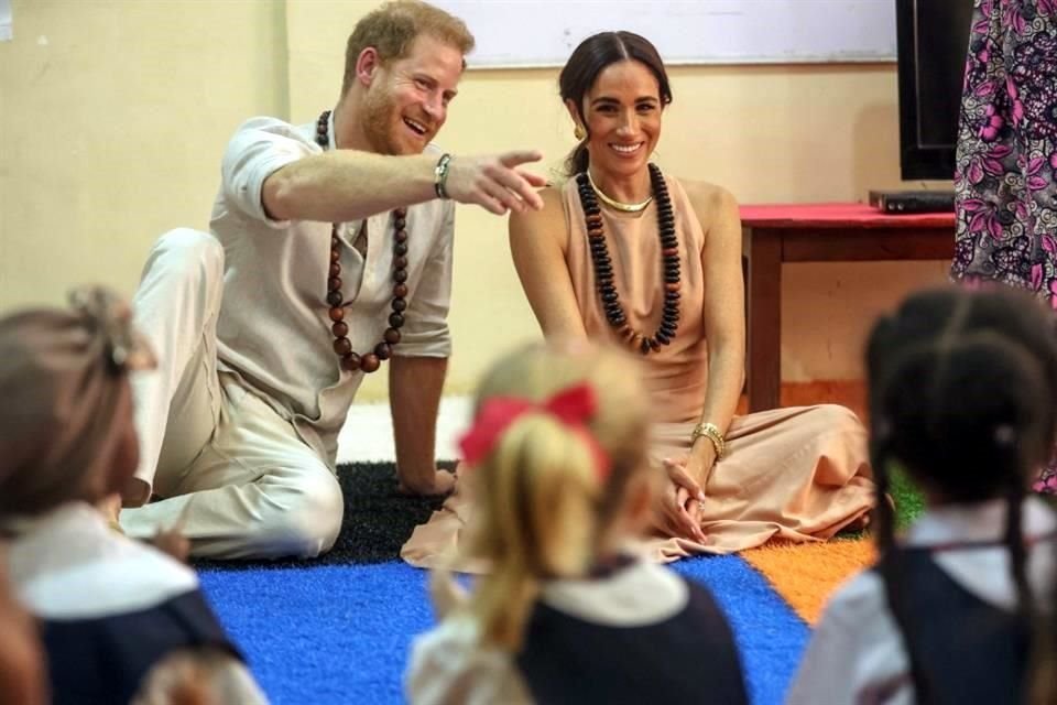 El Príncipe Enrique y Meghan hablaron de salud mental en su primera visita a Nigeria, en un foro organizado por una escuela.
