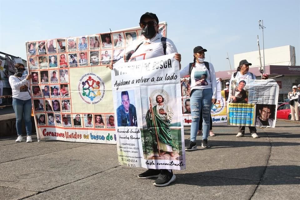 Colectivos de madres buscadoras marcharon en Guadalajara por el Día de las Madres desde la Glorieta de los Desaparecidos.