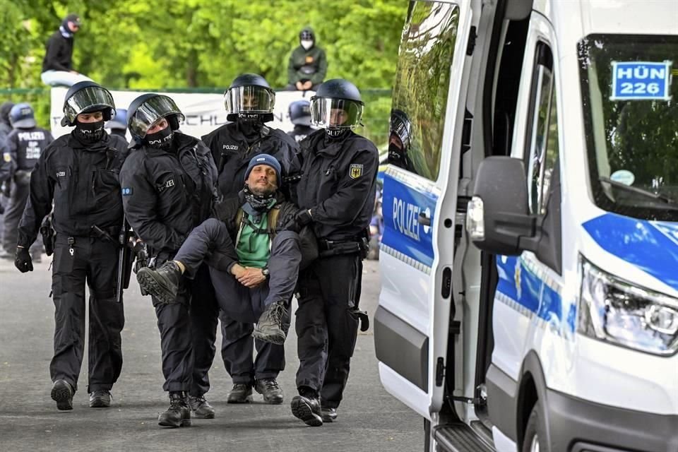 Un grupo de 800 manifestantes intentó ingresar a la planta de Tesla en Alemania, lo que provocó un enfrentamiento con la Policía.