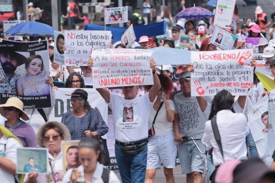 'Gobierno, que los ojos de los desaparecidos te persigan en tus sueños y el llanto de las mamás no te dejen dormir', se leía en una pancarta.