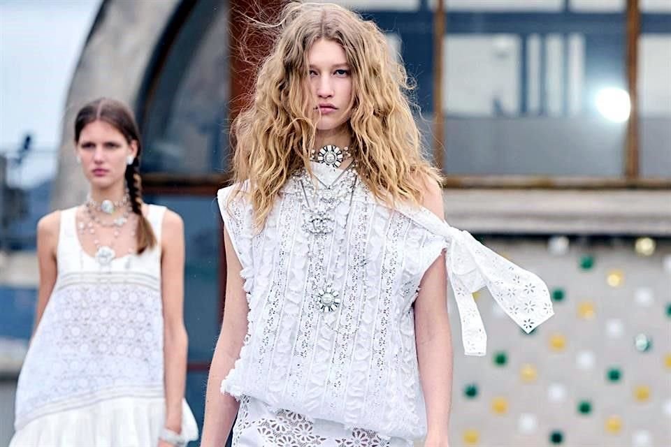 Chanel volvió a sorprender al mundo con el desfile de su nueva, ligera y sofisticada colección Crucero, presentada en Marsella, Francia.