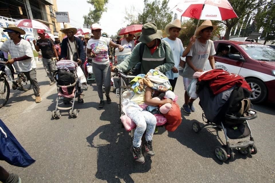 Llega la caravana migrante a Oaxaca y al no dejarlos entrar en distintos municipios, los dejan descansar en el complejo deportivo del gobierno del estado en la ciudad de Oaxaca.