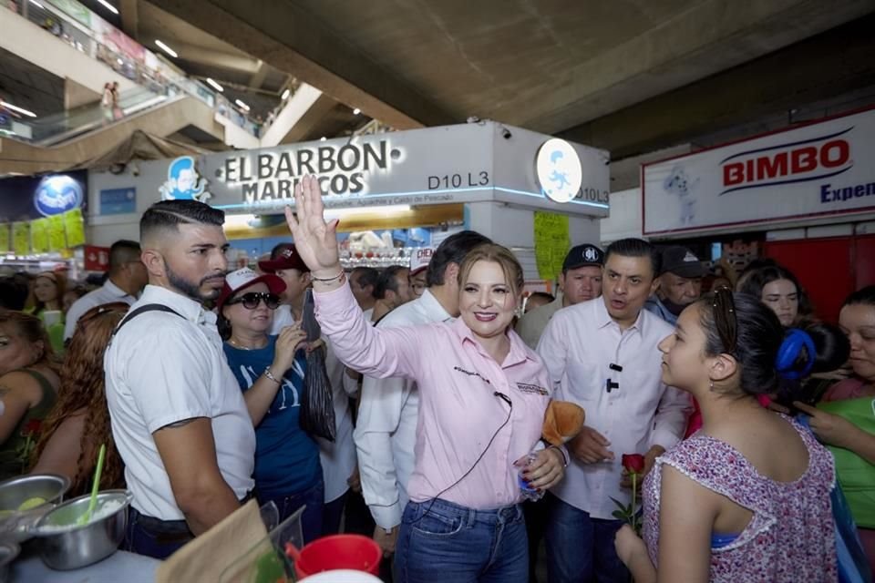 Claudia Delgadillo, durante su visita al Mercado Corona.