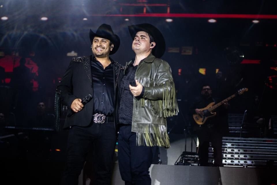 Los cantantes Julión Álvarez y Alfredo Olivas anunciaron dos shows en CDMX como parte de su 'Prófugos del Anexo Tour'.