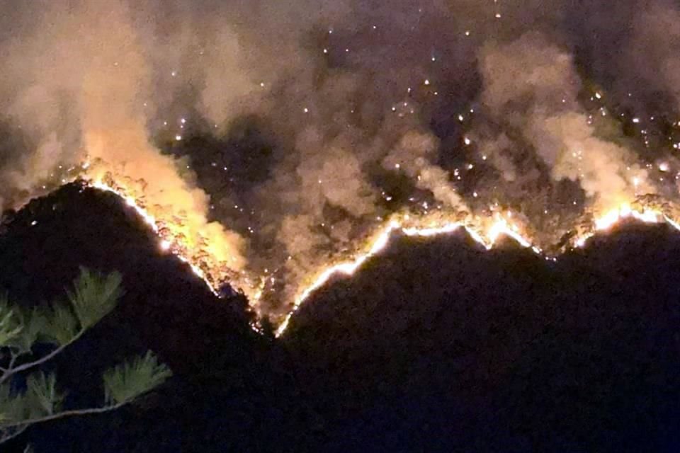 Un incendio en la Sierra Madre Oriental, aumenta las altas temperaturas en Ciudad Victoria.