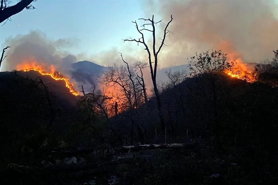 el calor se acentuó derivado del incendio forestal en la parte alta de la Sierra Madre Oriental, en el poniente.