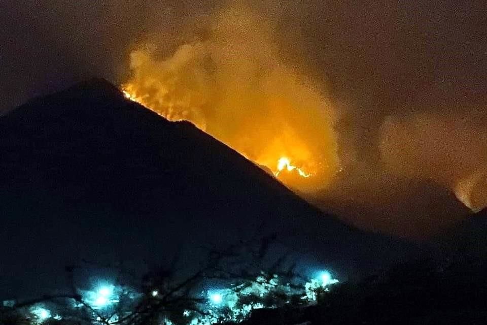 Un incendio en la Sierra Madre Oriental, aumenta las altas temperaturas en Ciudad Victoria.