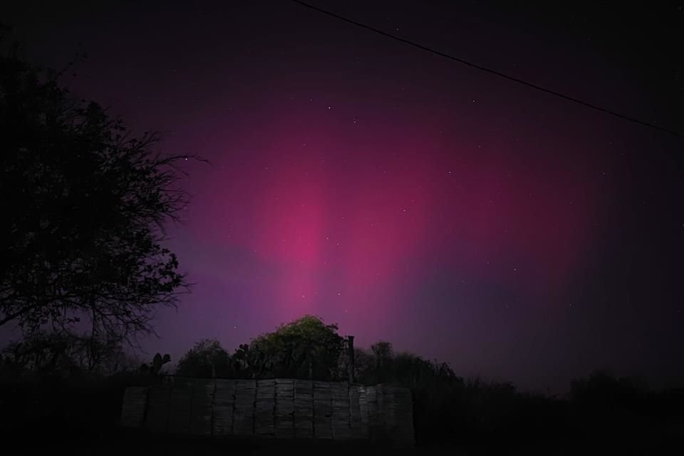 Foto panorámica de las auroras boreales en Sonora