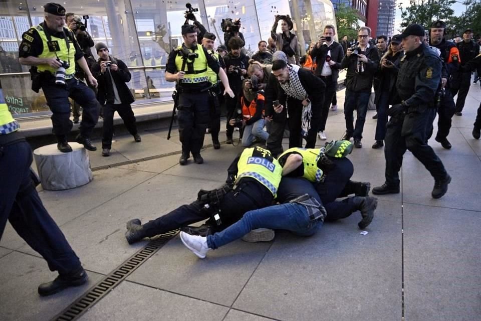 La policía bloqueó el paso a manifestantes afuera de donde se realizaría la final.