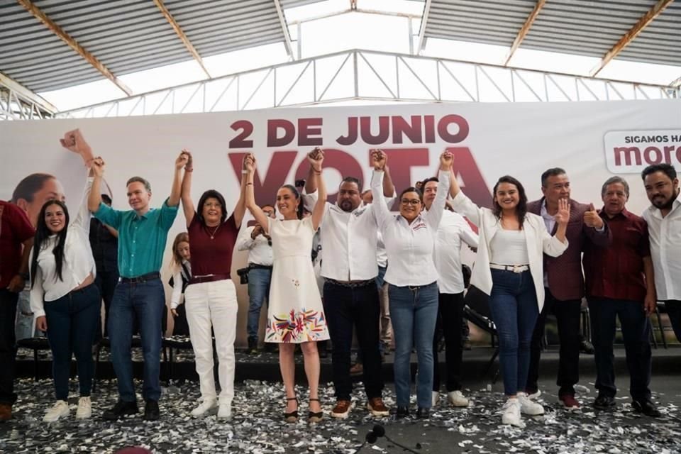 Algunos de los candidatos cuestionados estuvieron arriba con Sheinbaum en el templete.