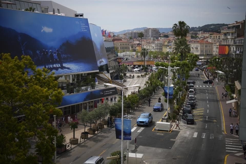 Sous les écrans distribuyó insignias y pegatinas a los trabajadores para mostrar su solidaridad con las demandas del grupo, que incluyen una huelga de todos los empleados del Festival de Cannes.