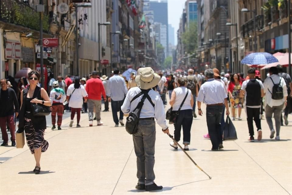 En casa, la segregación empieza con limitaciones. Afuera, los adultos mayores enfrentan infraestructura poco amigable con su edad.