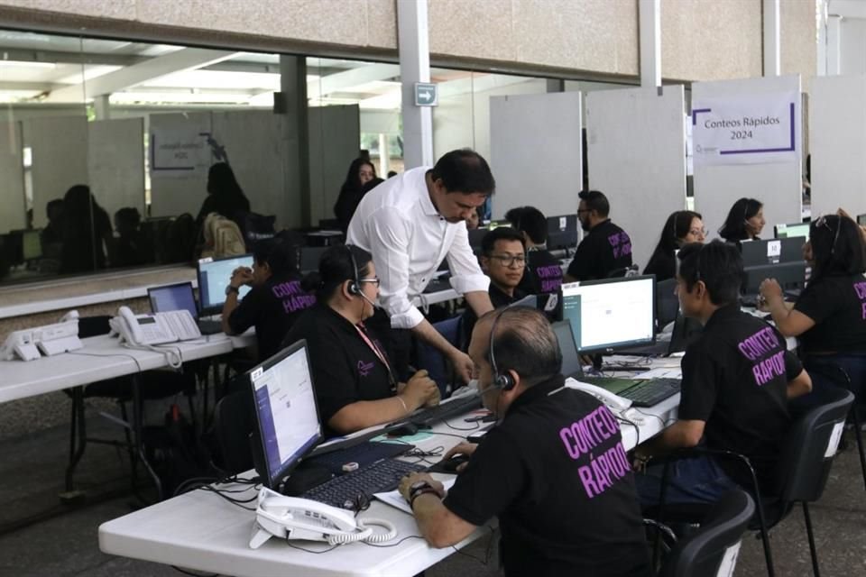 El IECM realizo un simulacro del PREP 2024 en sus instalaciones, personas con playeras negras y la leyenda Conteo Rápido fingieron como capturados de datos.