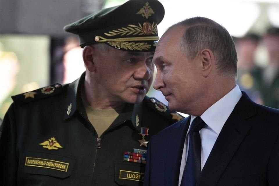 El Presidente de Rusia, Vladimir Putin, con el entonces Ministro de Defensa, Serguéi Shoigú, en las afueras de Moscú el 19 de septiembre del 2018.