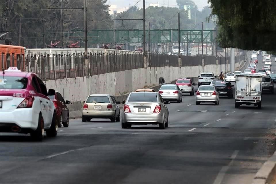 Los hundimientos irregulares en ésta zona afectan la carpeta asfáltica por donde circulan cientos de miles de automóviles diariamente pero también afectan a las vías de la línea 'A' del metro.