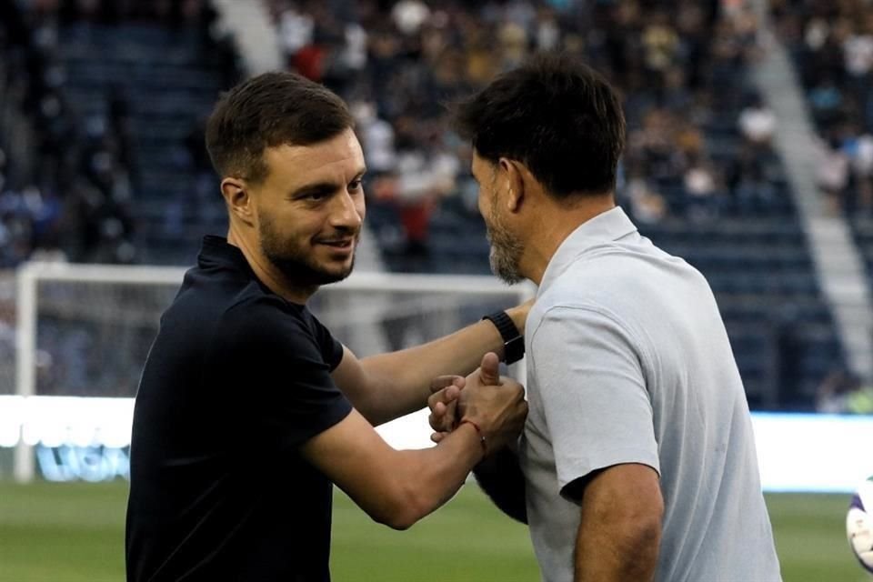 Los técnicos de ambos equipo se saludaron antes de comenzar el partido.