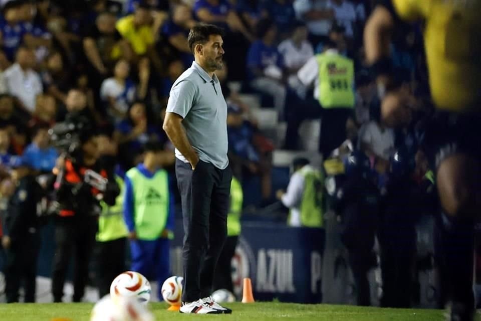 Gustavo Lema intentó que su equipo reaccionara, pero la expulsión pesó y quedaron fuera en Cuartos de Final.