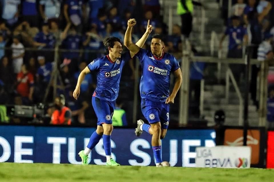 Alexis Gutiérrez no desperdició y de media vuelta sentenció con potencia para el primer tanto de Cruz Azul.