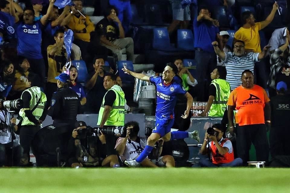 Lorenzo Faravelli festejando el tanto que aseguraba el pase a las Semifinales.