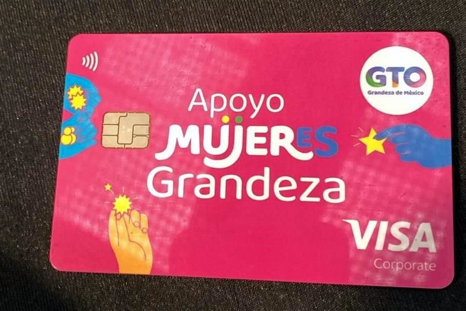 AMLO arremetió en contra de la tarjeta rosa que se distribuye en Guanajuato, gobernado por el PAN, con la que se entregan apoyos a mujeres.