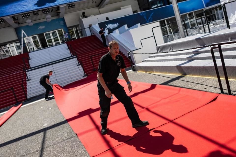 El Palacio de Festivales y Congresos de Cannes ya está siendo vestido para el evento.