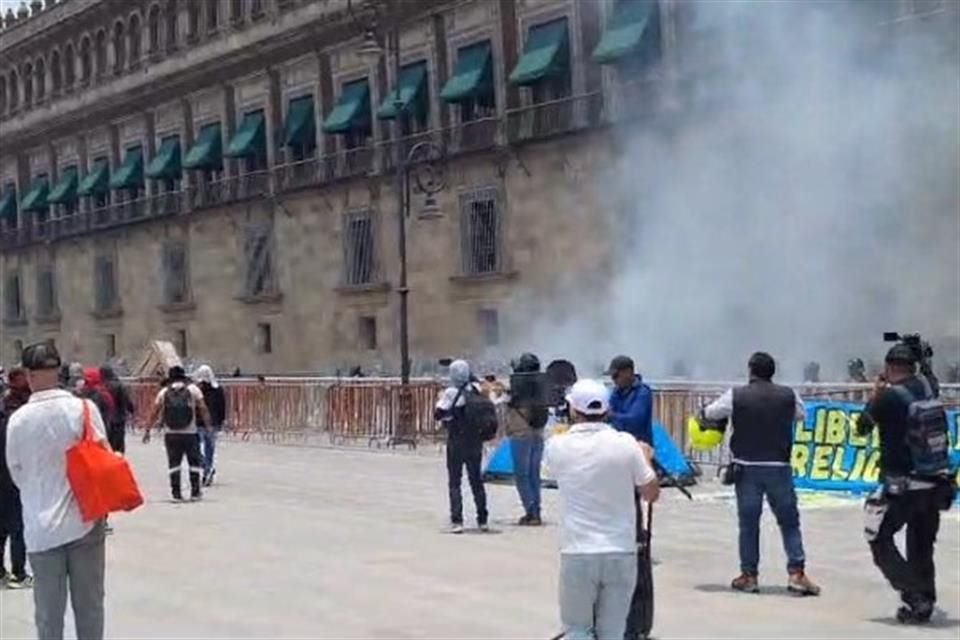 Alumnos de la Normal Rural de Ayotzinapa lanzaron petardos contra Palacio Nacional.