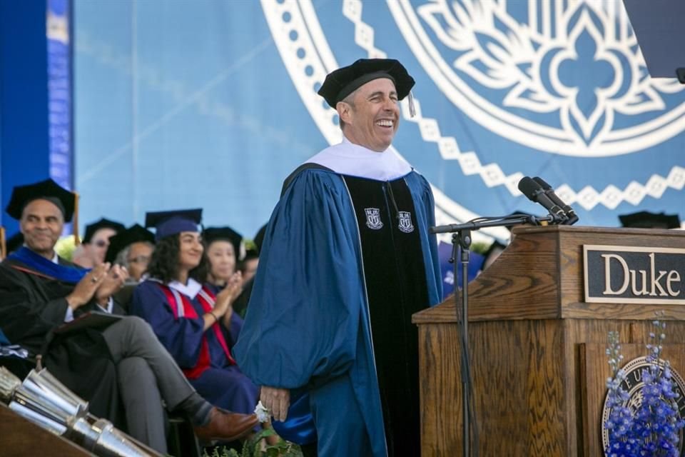 Sin importar las protestas, el famoso pudo terminar su discurso de aceptación en la Universidad de Duke.