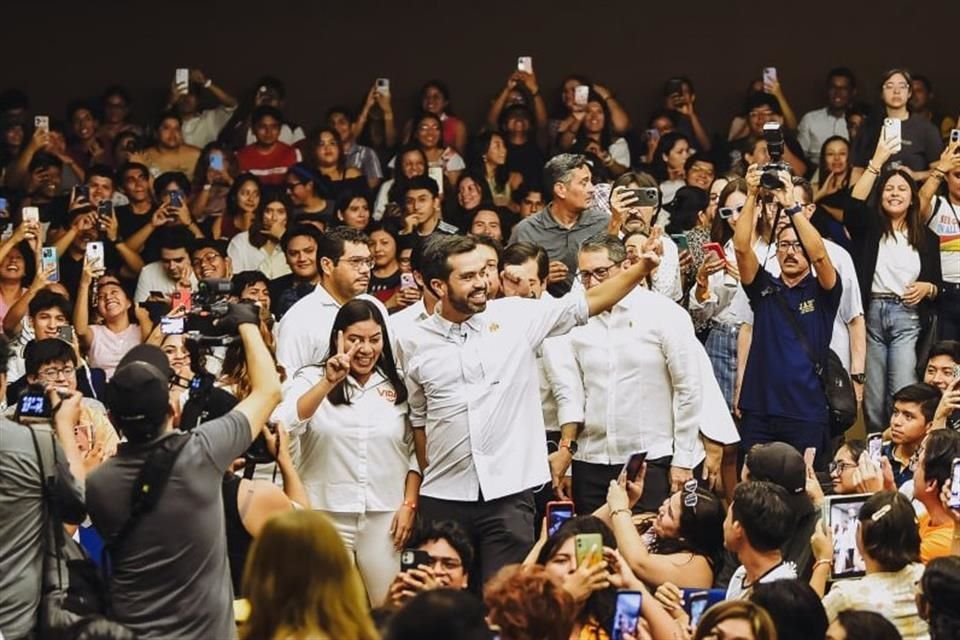 En visita a Universidad Autónoma de Yucatán, Máynez llamó a Gálvez declinar en su favor, pues, dijo, está en segundo lugar de contienda.