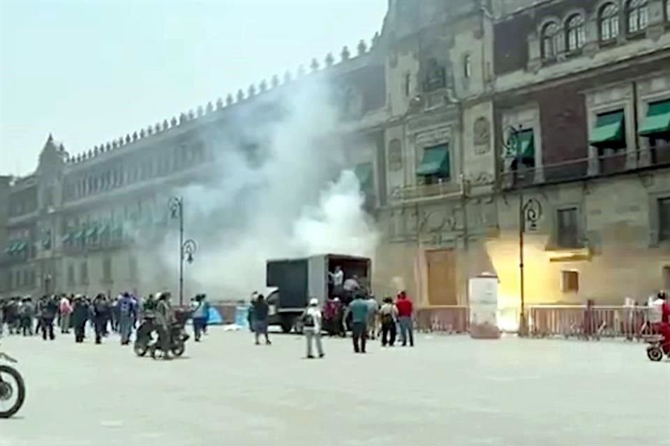 Normalistas de Ayotzinapa lanzaron un nuevo ataque con petardos contra Palacio Nacional y lastimaron a 26 policías que protegían el recinto.