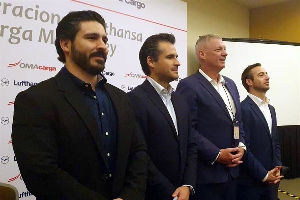 Guillermo Nava y Ricardo Dueñas, directivos de OMA; Frank Nozinsky, director de Lufthansa Cargo en México, y Álvaro Leite, de OMA.