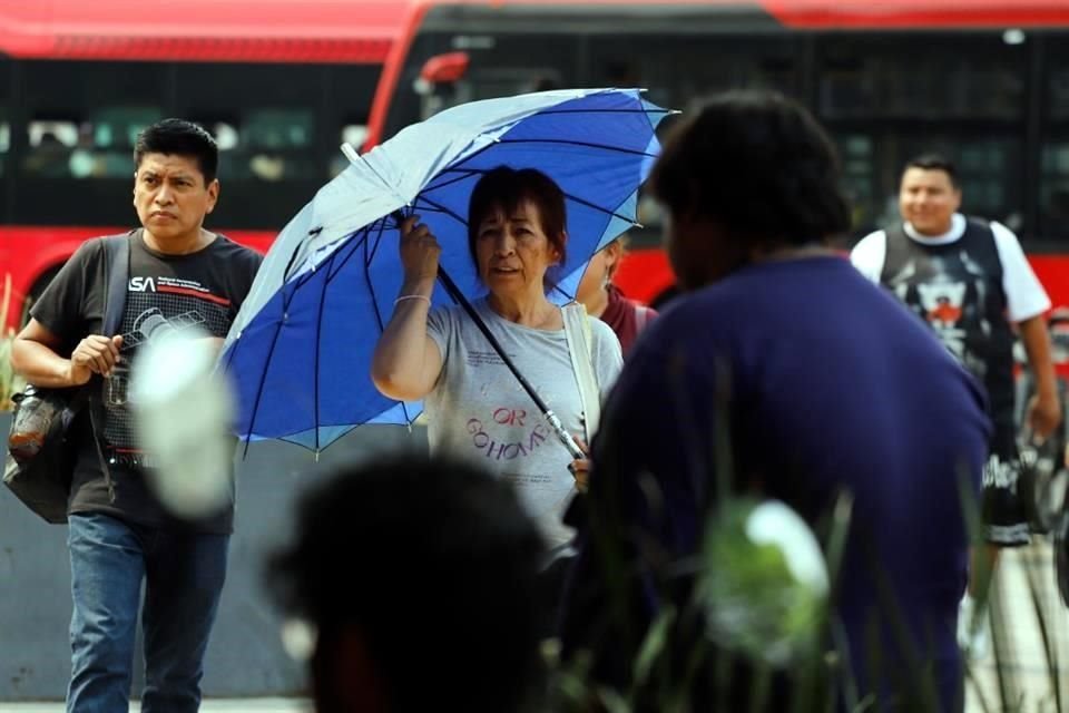 Transeúntes resienten las altas temperaturas registradas en la Ciudad de México.