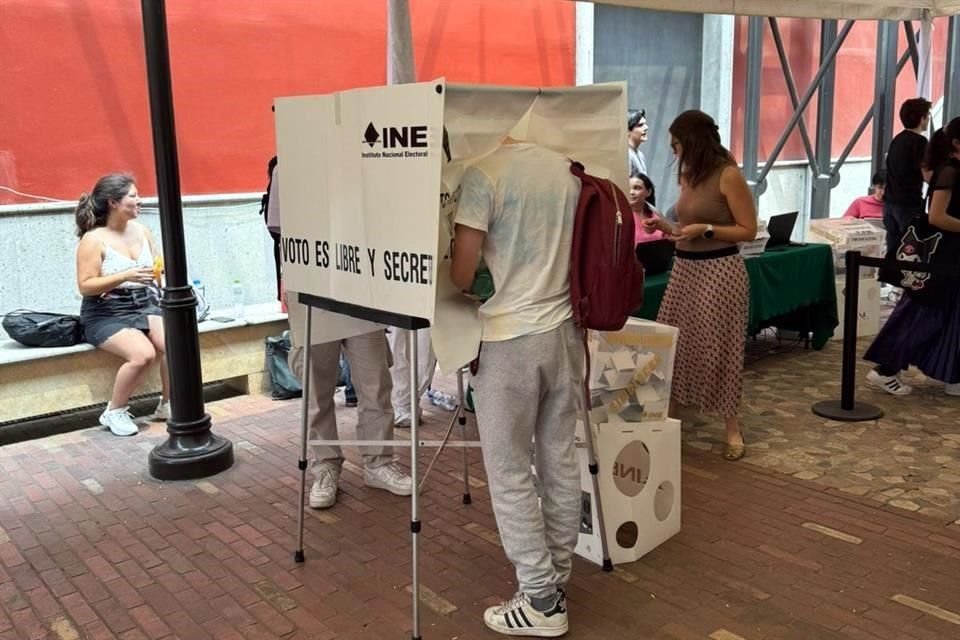 La comunidad estudiantil del ITAM celebró hoy un simulacro electoral en sus instalaciones del Campus Río Hondo.