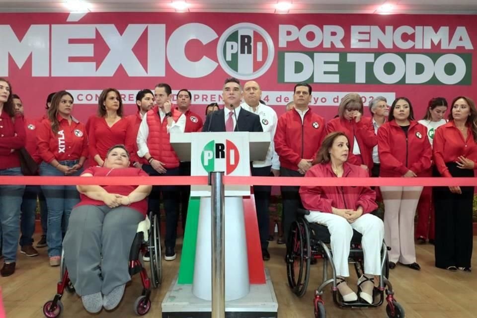 El líder priista estuvo acompañado en su mensaje por integrantes del CEN y diputados federales del tricolor.