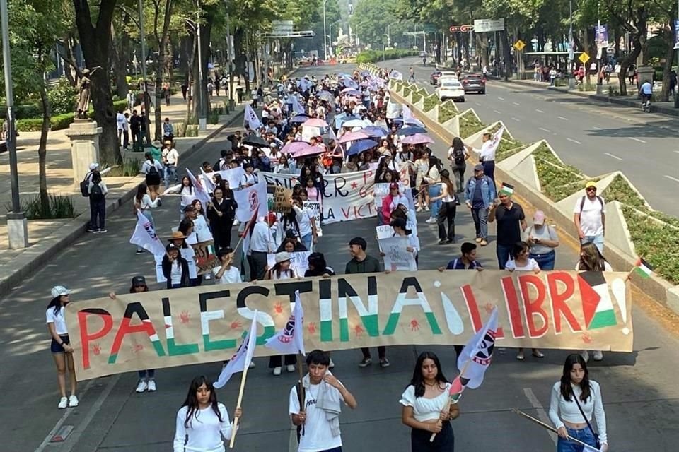 Los jóvenes en su recorrido sobre Paseo de la Reforma.