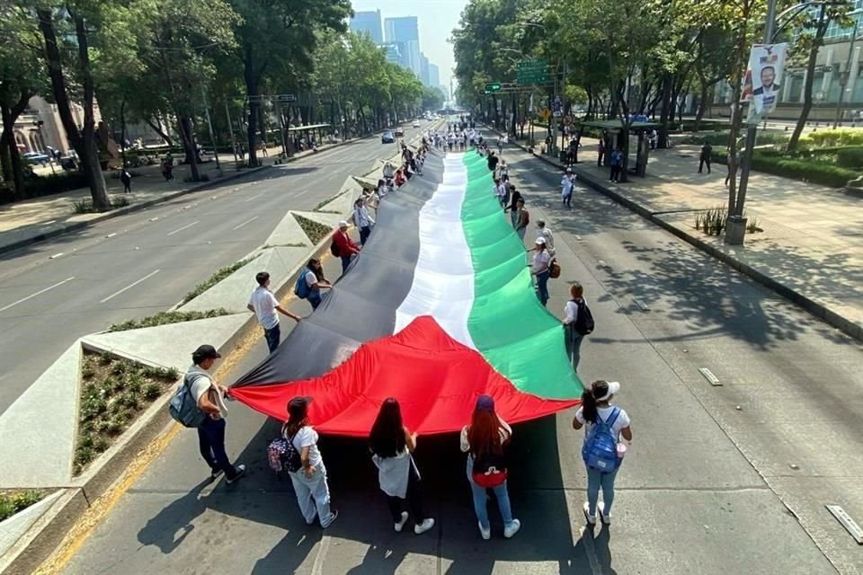 Una bandera gigante de Palestina fue desplegada por parte del contingente.