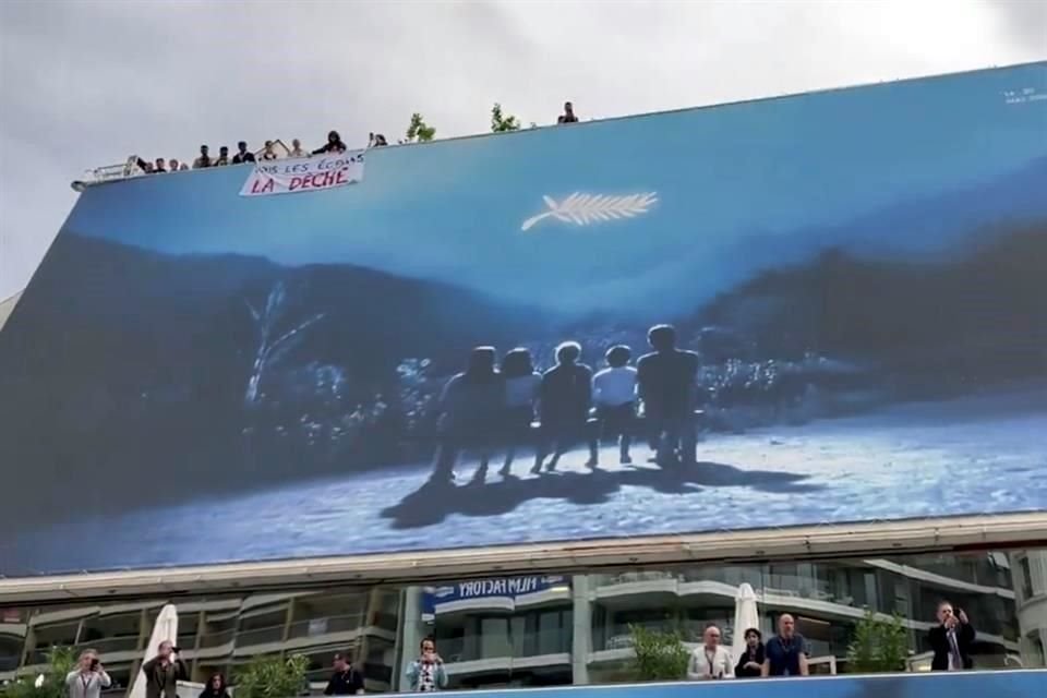 El Festival de Cine de Cannes, conocido por su glamour y prestigio, fue escenario de una protesta durante la gala de inauguración.