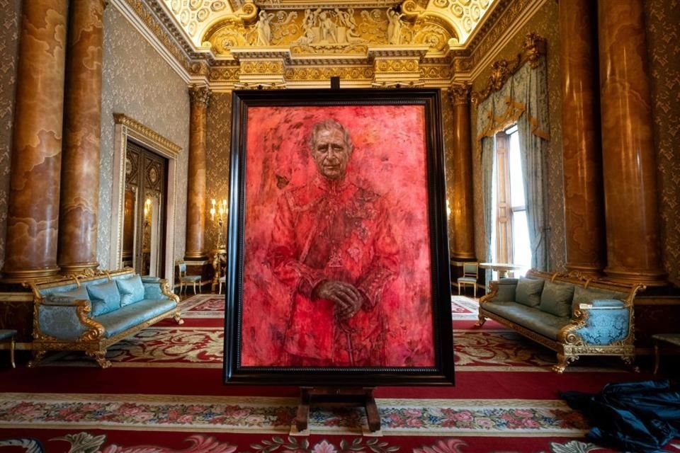 El cuadro, de 2,6 metros por 2 metros, fue pedido en 2020 para conmemorar el aniversario 50 de la pertenencia de Carlos al gremio textil británico.
