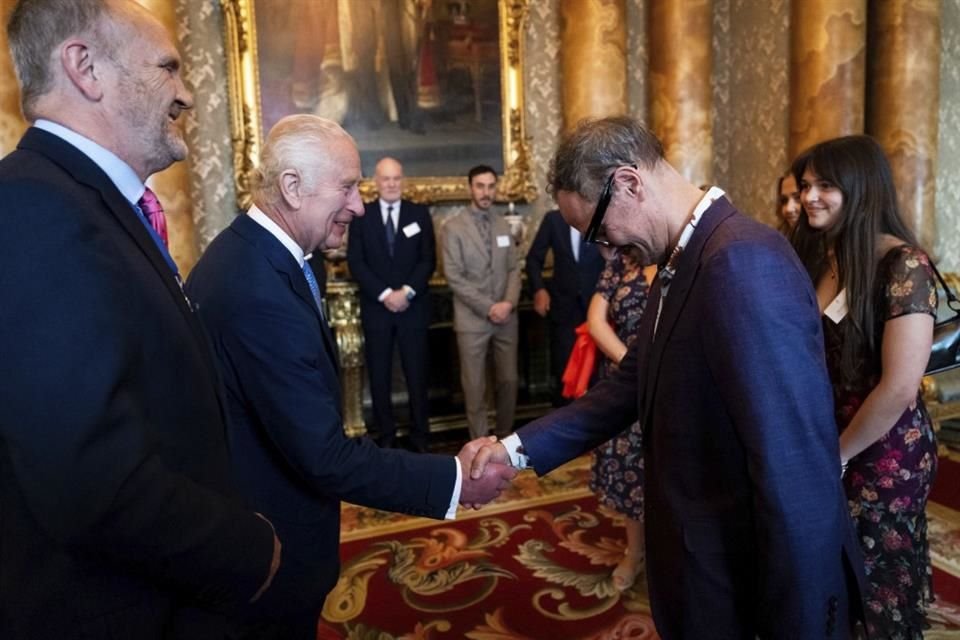 El monarca británico recibió al autor de la obra en el Palacio de Buckingham.