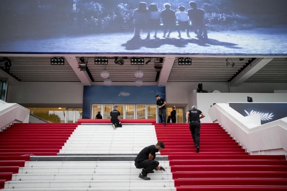 Los trabajadores del Festival de Cannes exigen mejores salarios y ser reconocidos como una parte fundamental del evento.